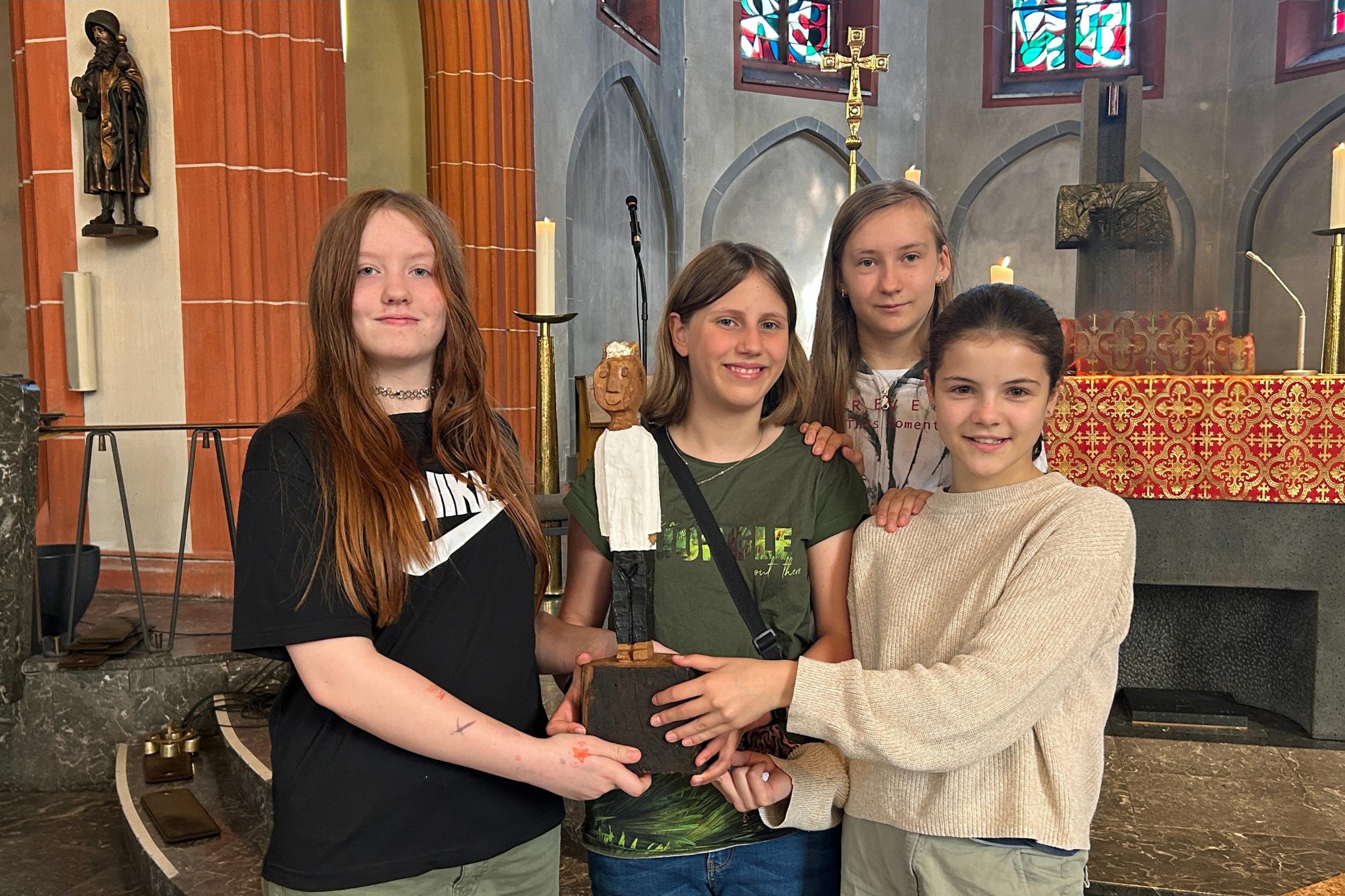 Schülerinnen der Saarbrücker Marienschule mit dem König