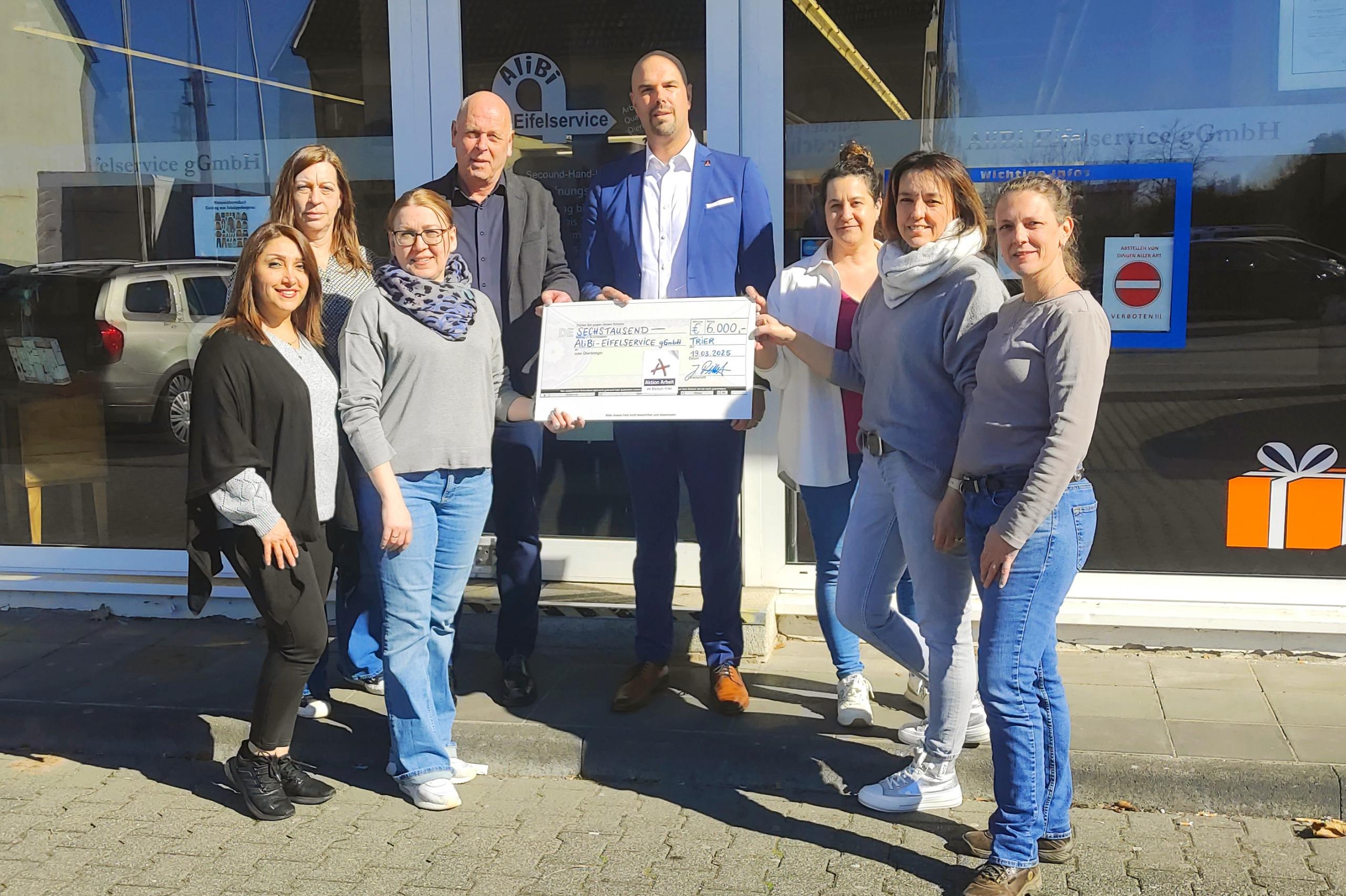 Scheckübergabe vor dem Second-Hand-Kaufhaus in Bitburg
