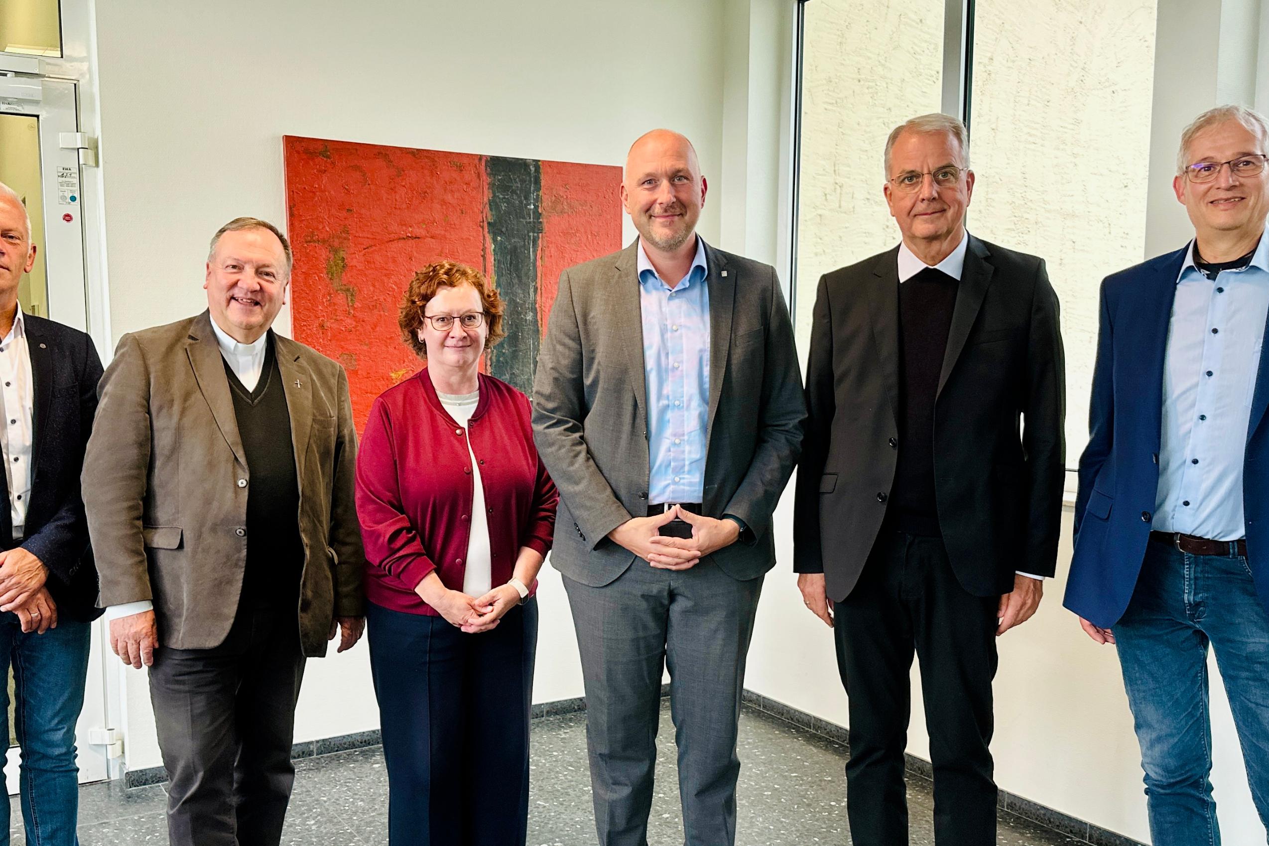 V.l.n.r.: Wolfgang Neumann, Dekan Msgr. Michael Becker, Katja Neff, Landrat Andreas Kruppert, Weihbischof Jörg Michael Peters und Dyrck Meyer