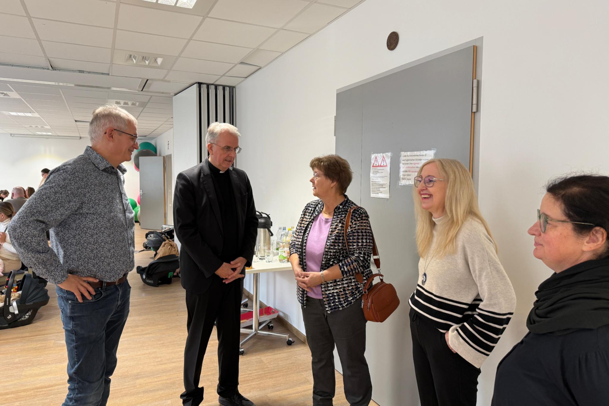 Weihbischof Peters (2vl.) im Gespräch mit Mitarbeitenden der Familienbildungsstätte Bitburg